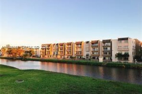 Снять в аренду кондоминиум в Майами, Флорида 2 спальни, 83.61м2, № 2004832 - фото 3