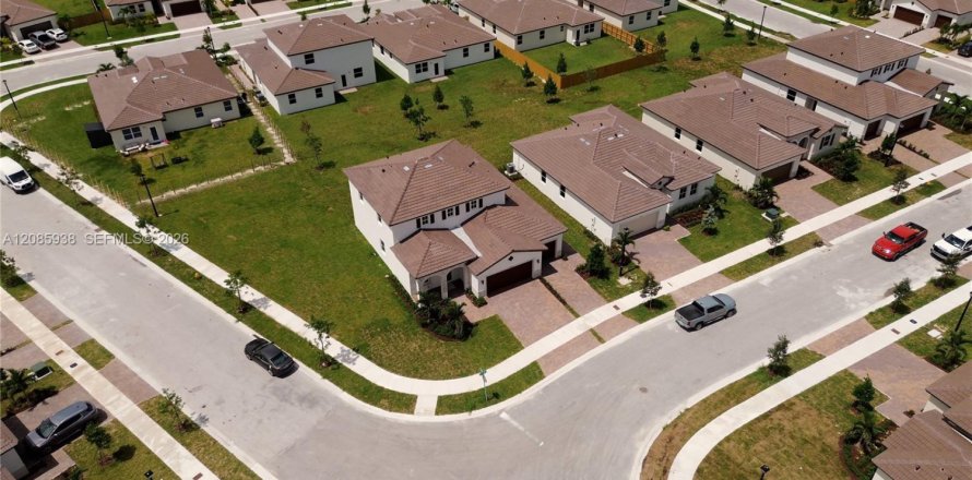 Casa en Homestead, Florida 5 dormitorios, 288.46 m2 № 2372355