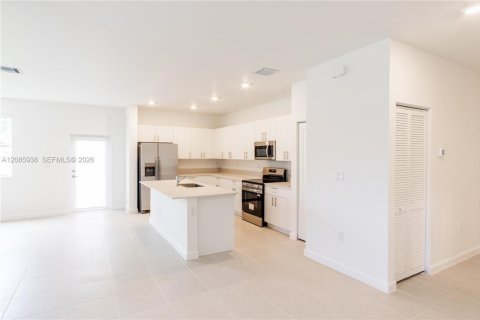 Casa en venta en Homestead, Florida, 5 dormitorios, 288.46 m2 № 2372355 - foto 8