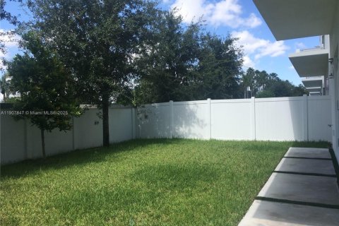 Casa en alquiler en Doral, Florida, 5 dormitorios, 398.27 m2 № 1967692 - foto 14