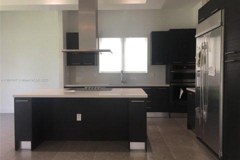 Casa en alquiler en Doral, Florida, 5 dormitorios, 398.27 m2 № 1967692 - foto 9
