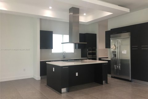 Casa en alquiler en Doral, Florida, 5 dormitorios, 398.27 m2 № 1967692 - foto 10