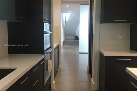 Casa en alquiler en Doral, Florida, 5 dormitorios, 398.27 m2 № 1967692 - foto 11