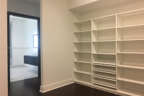 Casa en alquiler en Doral, Florida, 5 dormitorios, 398.27 m2 № 1967692 - foto 25