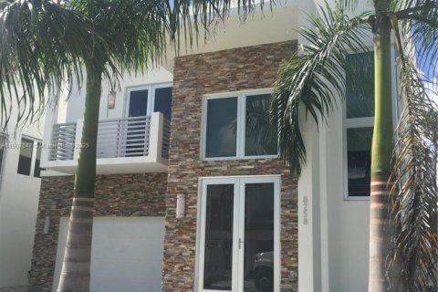 Casa en alquiler en Doral, Florida, 5 dormitorios, 398.27 m2 № 1967692 - foto 1