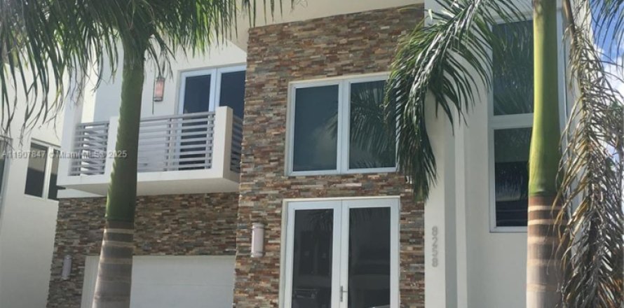 Casa en Doral, Florida 5 dormitorios, 398.27 m2 № 1967692