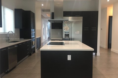 Casa en alquiler en Doral, Florida, 5 dormitorios, 398.27 m2 № 1967692 - foto 12