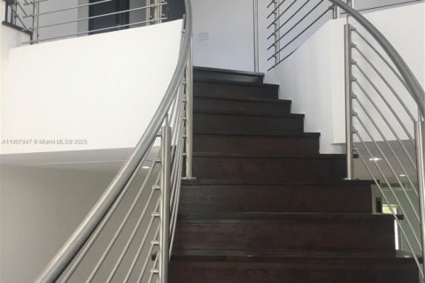 Casa en alquiler en Doral, Florida, 5 dormitorios, 398.27 m2 № 1967692 - foto 16