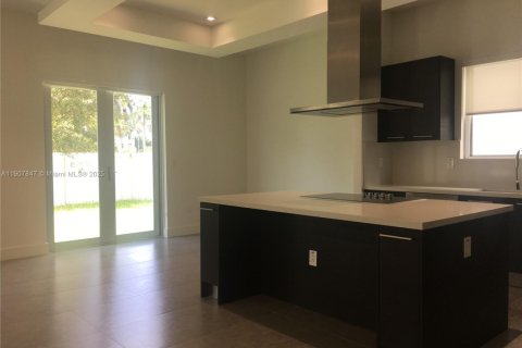 Casa en alquiler en Doral, Florida, 5 dormitorios, 398.27 m2 № 1967692 - foto 6