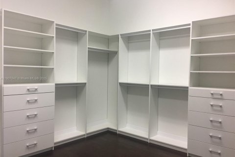 Casa en alquiler en Doral, Florida, 5 dormitorios, 398.27 m2 № 1967692 - foto 26