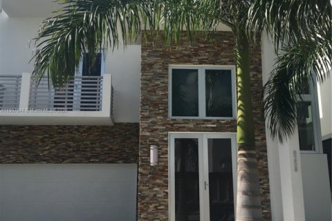 Casa en alquiler en Doral, Florida, 5 dormitorios, 398.27 m2 № 1967692 - foto 2