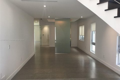 Casa en alquiler en Doral, Florida, 5 dormitorios, 398.27 m2 № 1967692 - foto 3