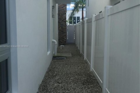 Casa en alquiler en Doral, Florida, 5 dormitorios, 398.27 m2 № 1967692 - foto 15