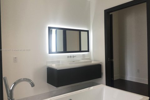 Casa en alquiler en Doral, Florida, 5 dormitorios, 398.27 m2 № 1967692 - foto 27