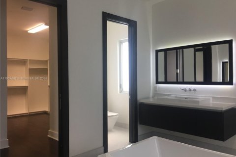 Casa en alquiler en Doral, Florida, 5 dormitorios, 398.27 m2 № 1967692 - foto 28