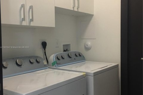 Casa en alquiler en Doral, Florida, 5 dormitorios, 398.27 m2 № 1967692 - foto 17