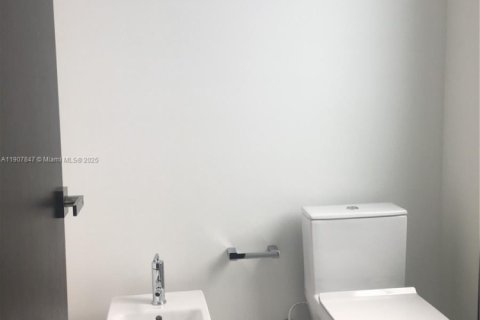 Casa en alquiler en Doral, Florida, 5 dormitorios, 398.27 m2 № 1967692 - foto 29