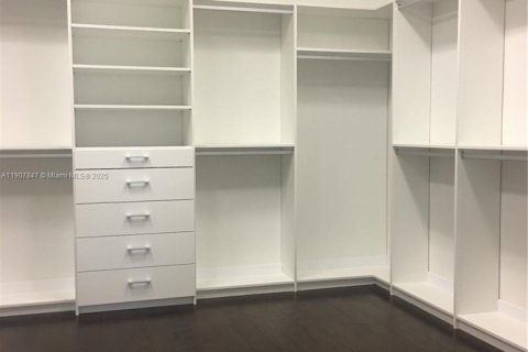 Casa en alquiler en Doral, Florida, 5 dormitorios, 398.27 m2 № 1967692 - foto 24