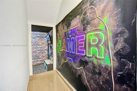 Villa ou maison à vendre à Miami, Floride: 4 chambres, 257.9 m2 № 2011752 - photo 4