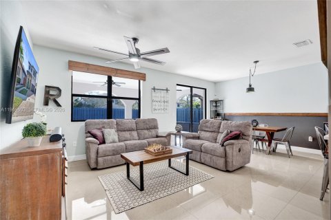 Villa ou maison à vendre à Miami, Floride: 4 chambres, 257.9 m2 № 2011752 - photo 8