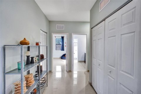 Villa ou maison à vendre à Miami, Floride: 4 chambres, 257.9 m2 № 2011752 - photo 15