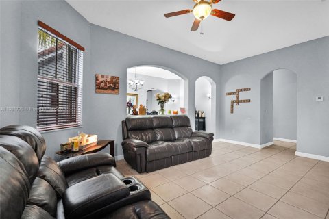 Casa en venta en Hialeah, Florida, 4 dormitorios, 197.32 m2 № 1965299 - foto 8