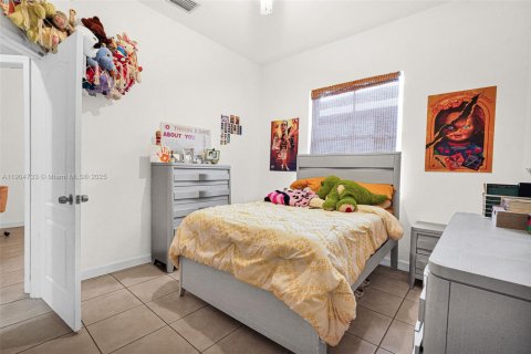 Casa en venta en Hialeah, Florida, 4 dormitorios, 197.32 m2 № 1965299 - foto 19