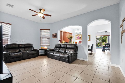 Casa en venta en Hialeah, Florida, 4 dormitorios, 197.32 m2 № 1965299 - foto 6