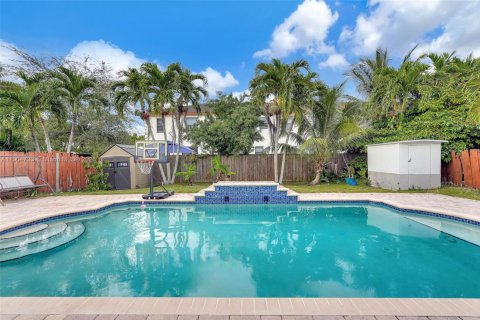 Casa en venta en Hialeah, Florida, 4 dormitorios, 197.32 m2 № 1965299 - foto 29