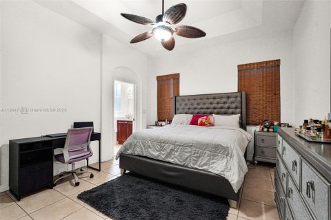 Casa en venta en Hialeah, Florida, 4 dormitorios, 197.32 m2 № 1965299 - foto 14