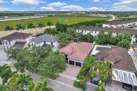 Casa en venta en Hialeah, Florida, 4 dormitorios, 197.32 m2 № 1965299 - foto 2