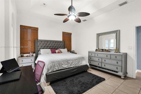 Casa en venta en Hialeah, Florida, 4 dormitorios, 197.32 m2 № 1965299 - foto 15