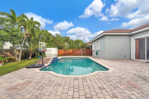Casa en venta en Hialeah, Florida, 4 dormitorios, 197.32 m2 № 1965299 - foto 30