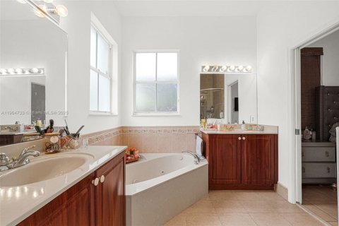 Casa en venta en Hialeah, Florida, 4 dormitorios, 197.32 m2 № 1965299 - foto 18