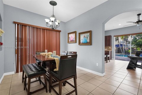 Casa en venta en Hialeah, Florida, 4 dormitorios, 197.32 m2 № 1965299 - foto 9