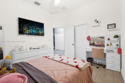 Casa en venta en Hialeah, Florida, 4 dormitorios, 197.32 m2 № 1965299 - foto 23