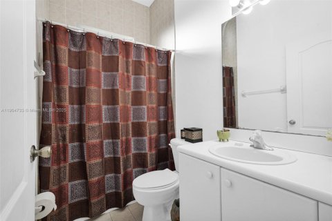 Casa en venta en Hialeah, Florida, 4 dormitorios, 197.32 m2 № 1965299 - foto 25