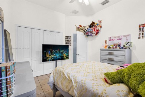 Casa en venta en Hialeah, Florida, 4 dormitorios, 197.32 m2 № 1965299 - foto 20