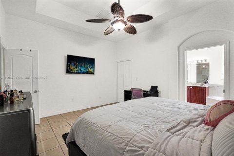 Casa en venta en Hialeah, Florida, 4 dormitorios, 197.32 m2 № 1965299 - foto 16