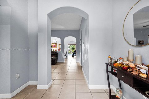 Casa en venta en Hialeah, Florida, 4 dormitorios, 197.32 m2 № 1965299 - foto 5