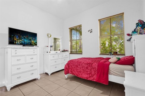 Casa en venta en Hialeah, Florida, 4 dormitorios, 197.32 m2 № 1965299 - foto 27