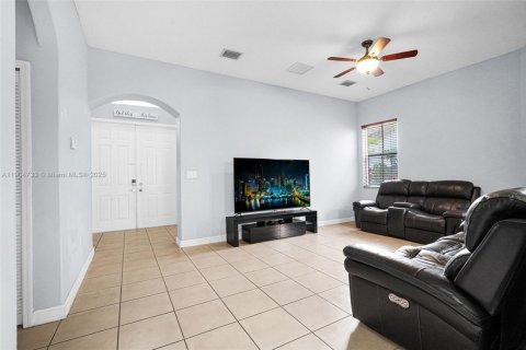 Casa en venta en Hialeah, Florida, 4 dormitorios, 197.32 m2 № 1965299 - foto 7