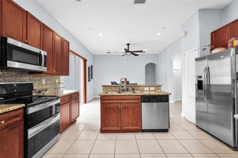 Casa en venta en Hialeah, Florida, 4 dormitorios, 197.32 m2 № 1965299 - foto 13