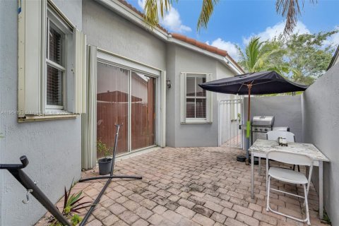 Casa en venta en Hialeah, Florida, 4 dormitorios, 197.32 m2 № 1965299 - foto 28