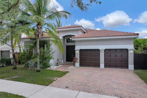 Casa en venta en Hialeah, Florida, 4 dormitorios, 197.32 m2 № 1965299 - foto 1
