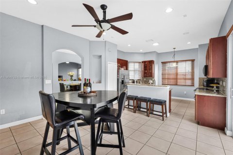 Casa en venta en Hialeah, Florida, 4 dormitorios, 197.32 m2 № 1965299 - foto 10