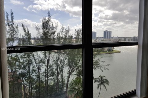 Condo in Aventura, Florida, 2 bedrooms № 2088565 - photo 18