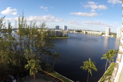 Condo in Aventura, Florida, 2 bedrooms № 2088565 - photo 21
