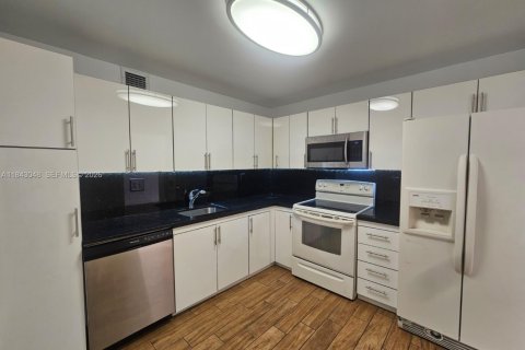 Condo in Aventura, Florida, 2 bedrooms № 2088565 - photo 8