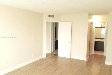 Condo in Aventura, Florida, 2 bedrooms № 2088565 - photo 11